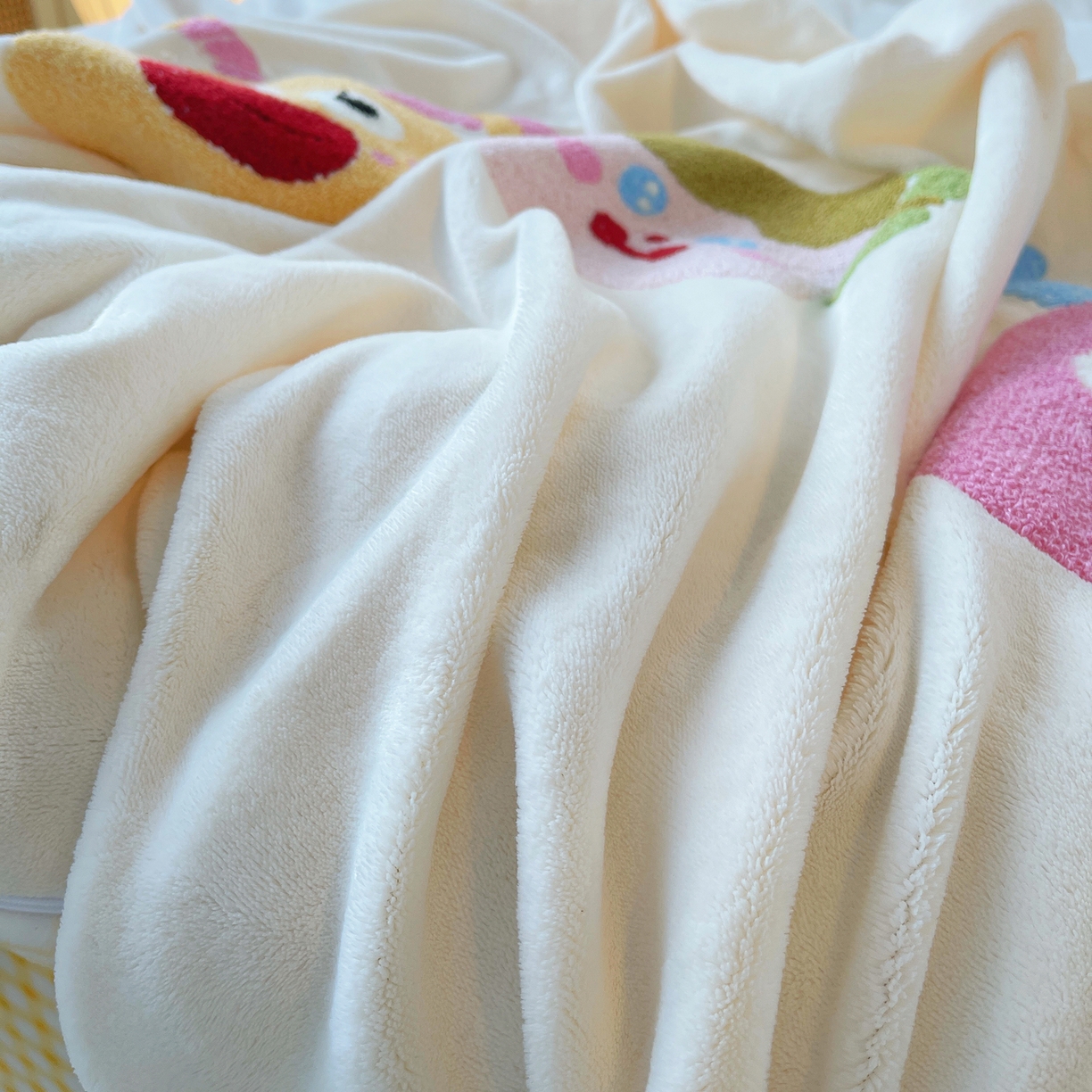 91家纺网 家纺一手货源 找家纺 炫拼家纺 2025新款高克重牛奶绒格子卡通毛巾绣加厚四件套-糖宝系列 糖宝-甜豆女孩