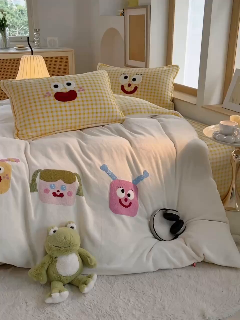 91家纺网 家纺一手货源 找家纺 炫拼家纺 2025新款高克重牛奶绒格子卡通毛巾绣加厚四件套-糖宝系列 糖宝-甜豆女孩