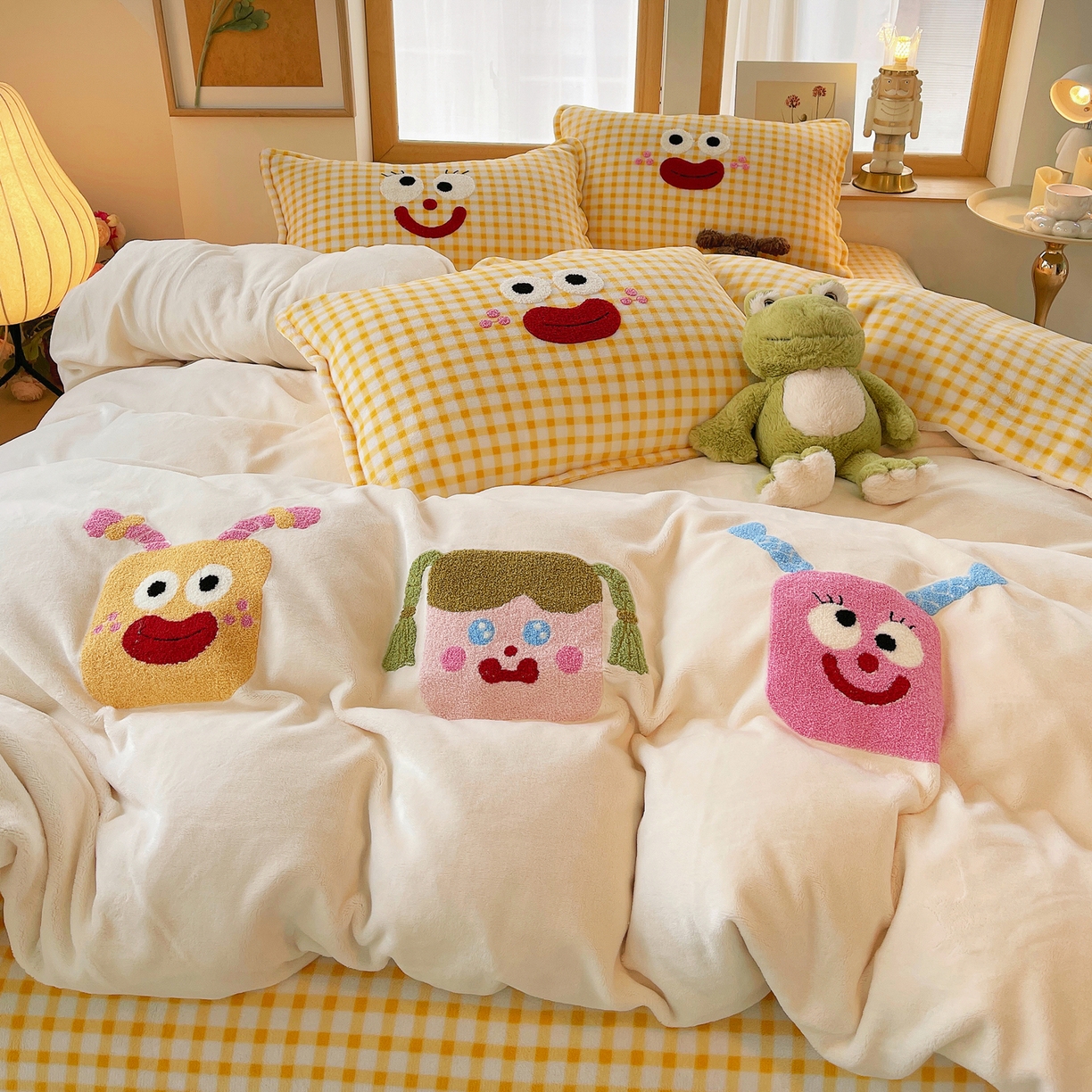 91家纺网 家纺一手货源 找家纺 炫拼家纺 2025新款高克重牛奶绒格子卡通毛巾绣加厚四件套-糖宝系列 糖宝-甜豆女孩