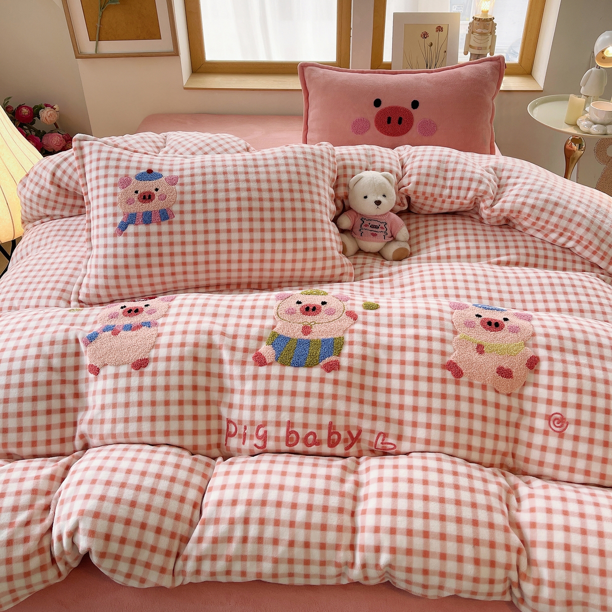 91家纺网 家纺一手货源 找家纺 炫拼家纺 2025新款高克重牛奶绒格子卡通毛巾绣加厚四件套-糖宝系列 糖宝-元气小猪