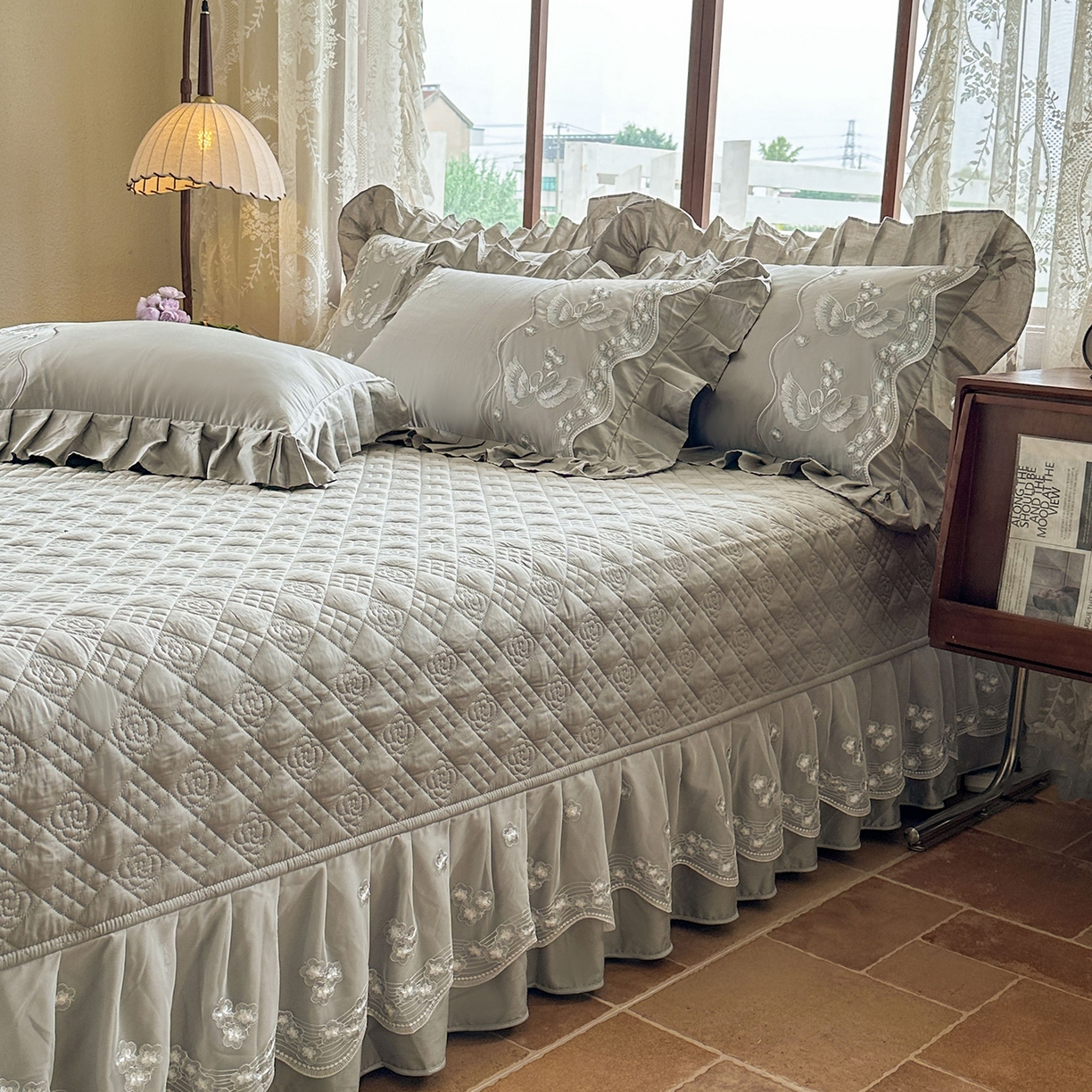 91家纺网 家纺一手货源 找家纺 （总）宜凡家纺 2025新款长绒棉绣花夹棉床盖三件套--天鹅之吻系列