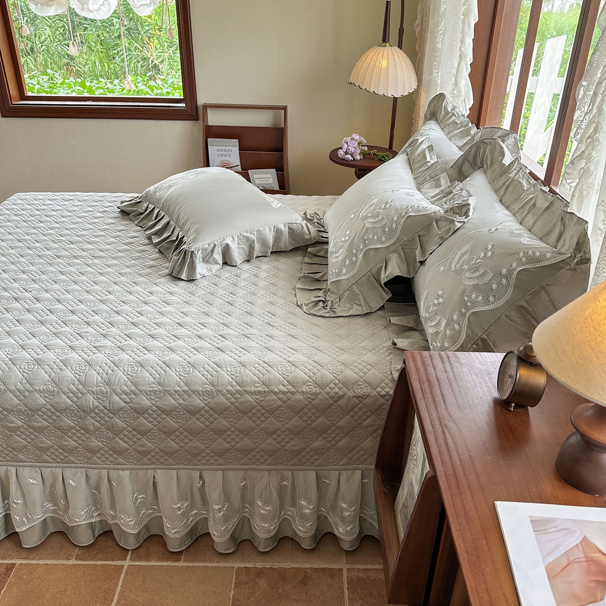 91家纺网 家纺一手货源 找家纺 （总）宜凡家纺 2025新款长绒棉绣花夹棉床盖三件套--天鹅之吻系列