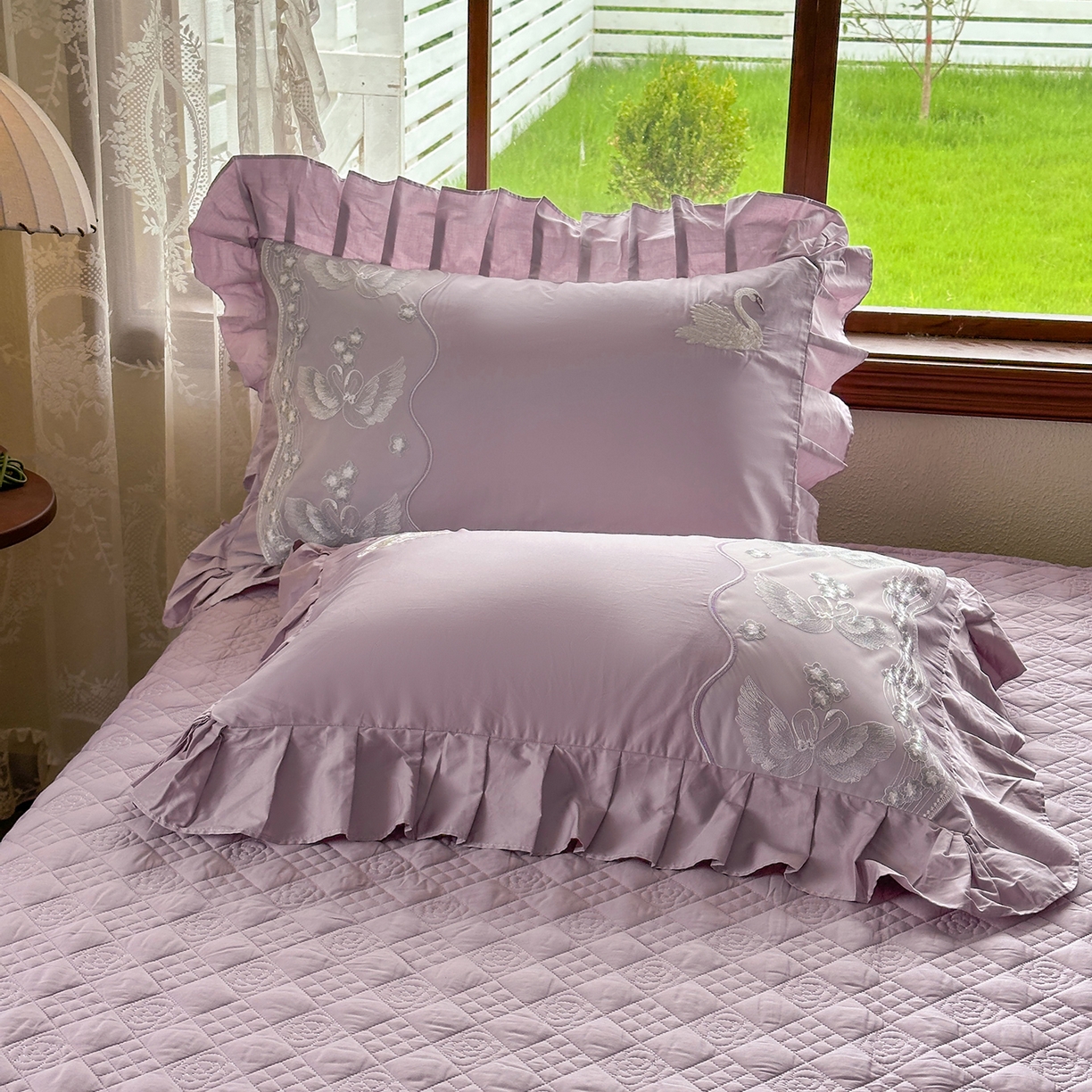 91家纺网 家纺一手货源 找家纺 宜凡家纺 2025新款长绒棉绣花夹棉床盖三件套--天鹅之吻系列 天鹅之吻 香芋紫