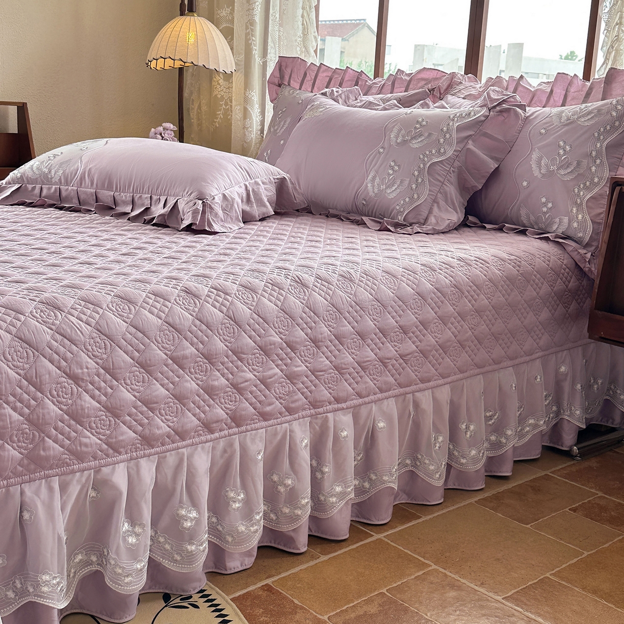 91家纺网 家纺一手货源 找家纺 宜凡家纺 2025新款长绒棉绣花夹棉床盖三件套--天鹅之吻系列 天鹅之吻 香芋紫