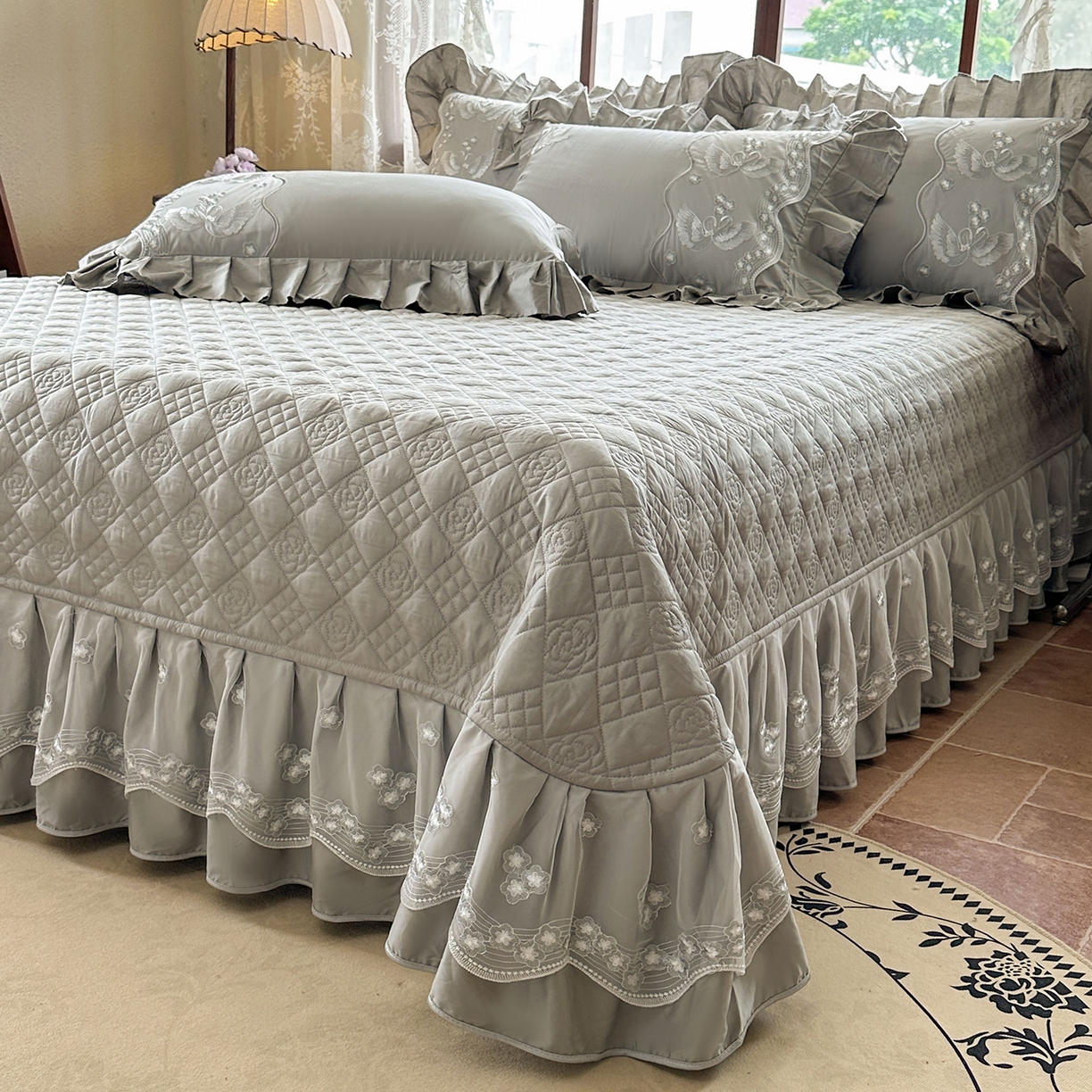 91家纺网 家纺一手货源 找家纺 宜凡家纺 2025新款长绒棉绣花夹棉床盖三件套--天鹅之吻系列 天鹅之吻 梦灰