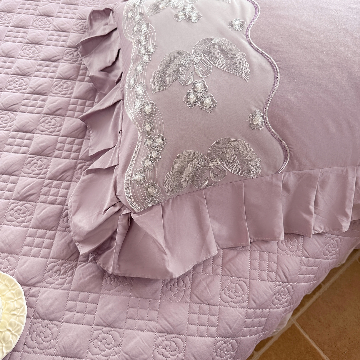 91家纺网 家纺一手货源 找家纺 宜凡家纺 2025新款长绒棉绣花夹棉床盖三件套--天鹅之吻系列 天鹅之吻 香芋紫