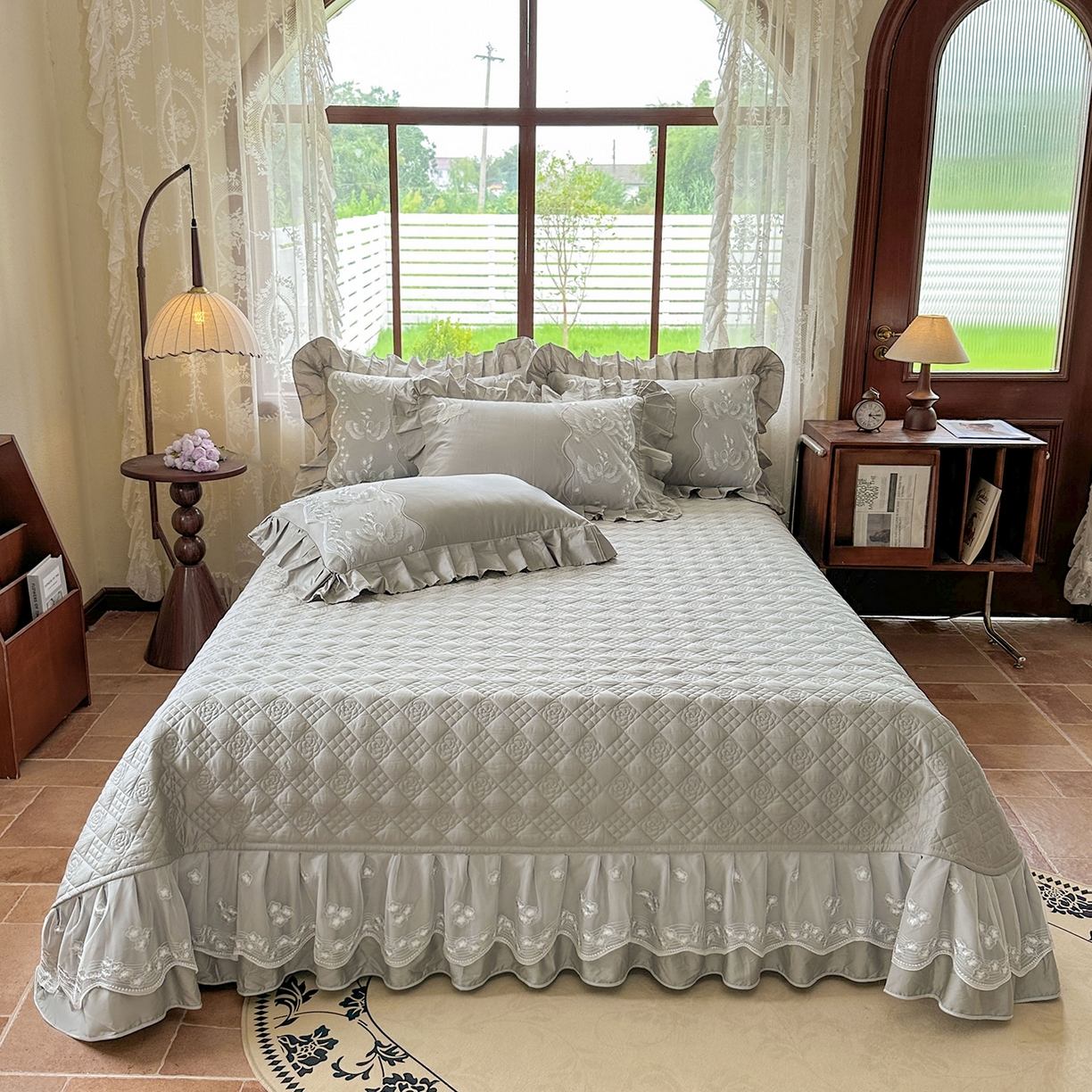 91家纺网 家纺一手货源 找家纺 宜凡家纺 2025新款长绒棉绣花夹棉床盖三件套--天鹅之吻系列 天鹅之吻 梦灰