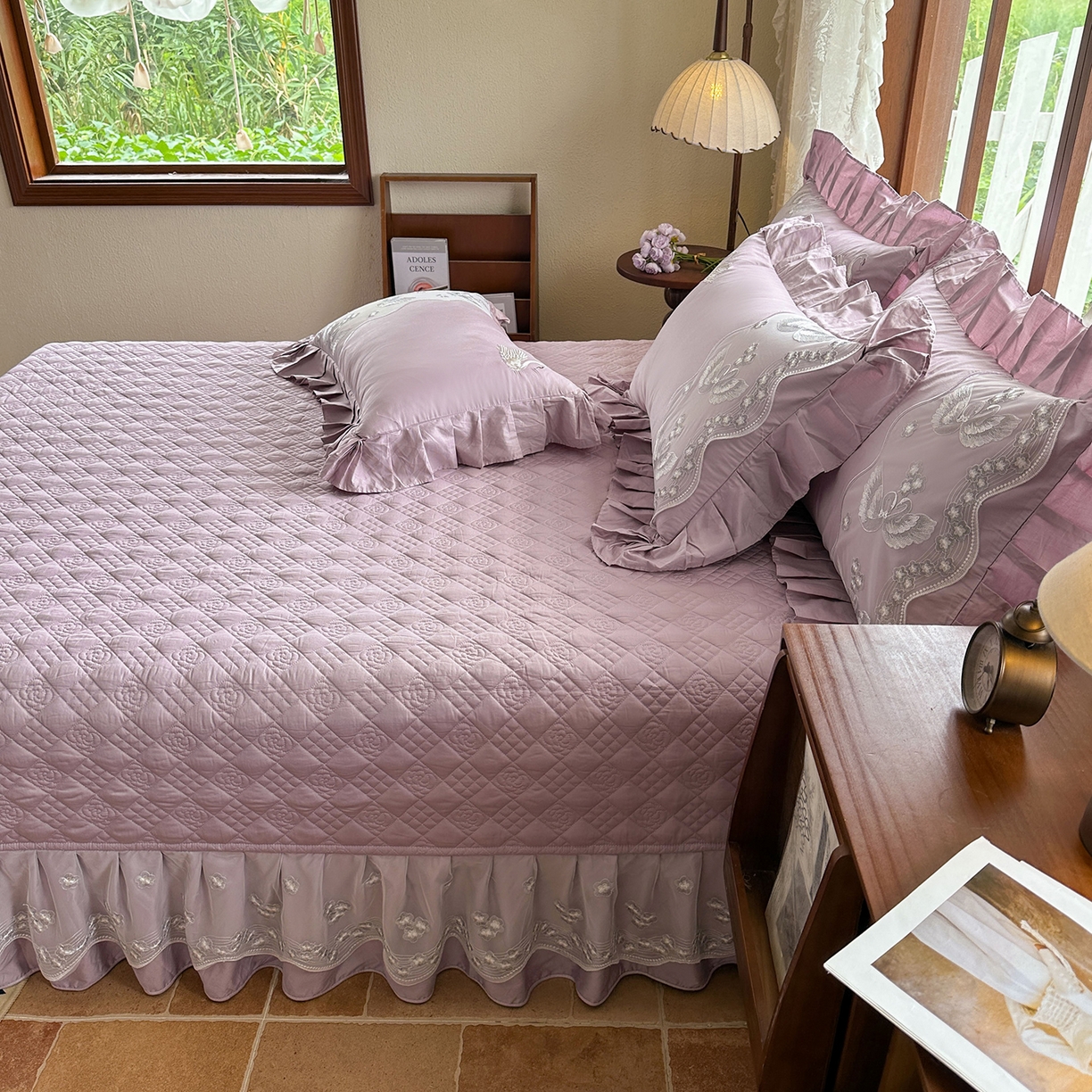 91家纺网 家纺一手货源 找家纺 宜凡家纺 2025新款长绒棉绣花夹棉床盖三件套--天鹅之吻系列 天鹅之吻 香芋紫