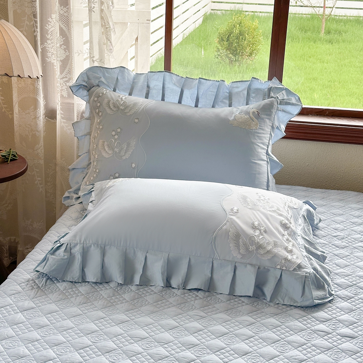 91家纺网 家纺一手货源 找家纺 宜凡家纺 2025新款长绒棉绣花夹棉床盖三件套--天鹅之吻系列 天鹅之吻 蔚蓝