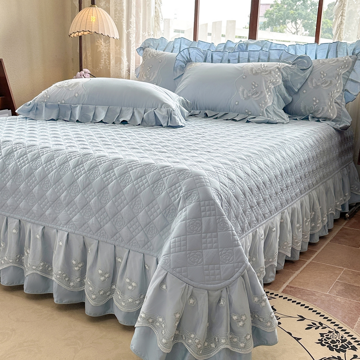 91家纺网 家纺一手货源 找家纺 宜凡家纺 2025新款长绒棉绣花夹棉床盖三件套--天鹅之吻系列 天鹅之吻 蔚蓝