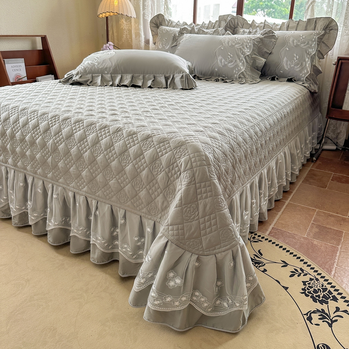 91家纺网 家纺一手货源 找家纺 宜凡家纺 2025新款长绒棉绣花夹棉床盖三件套--天鹅之吻系列 天鹅之吻 梦灰