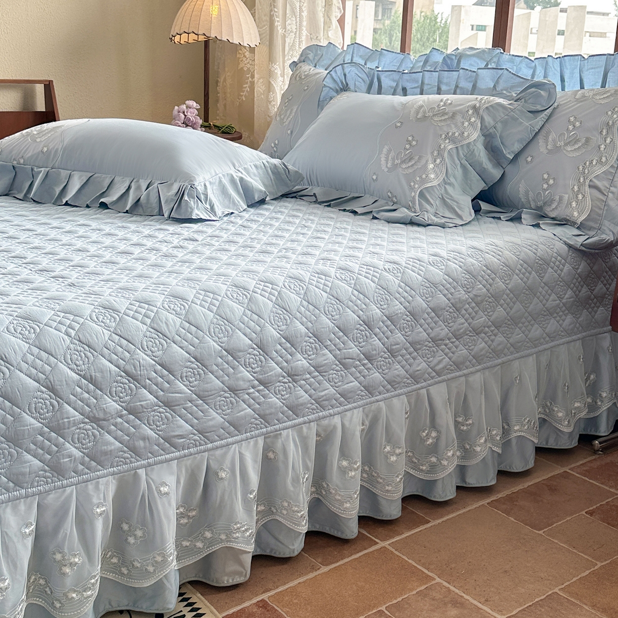 91家纺网 家纺一手货源 找家纺 宜凡家纺 2025新款长绒棉绣花夹棉床盖三件套--天鹅之吻系列 天鹅之吻 蔚蓝