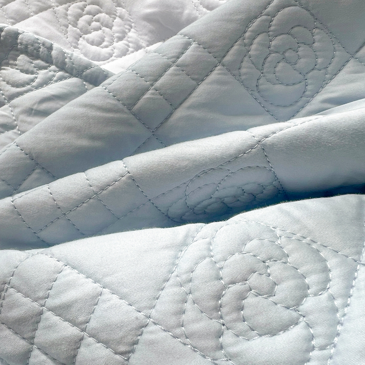 91家纺网 家纺一手货源 找家纺 宜凡家纺 2025新款长绒棉绣花夹棉床盖三件套--天鹅之吻系列 天鹅之吻 蔚蓝