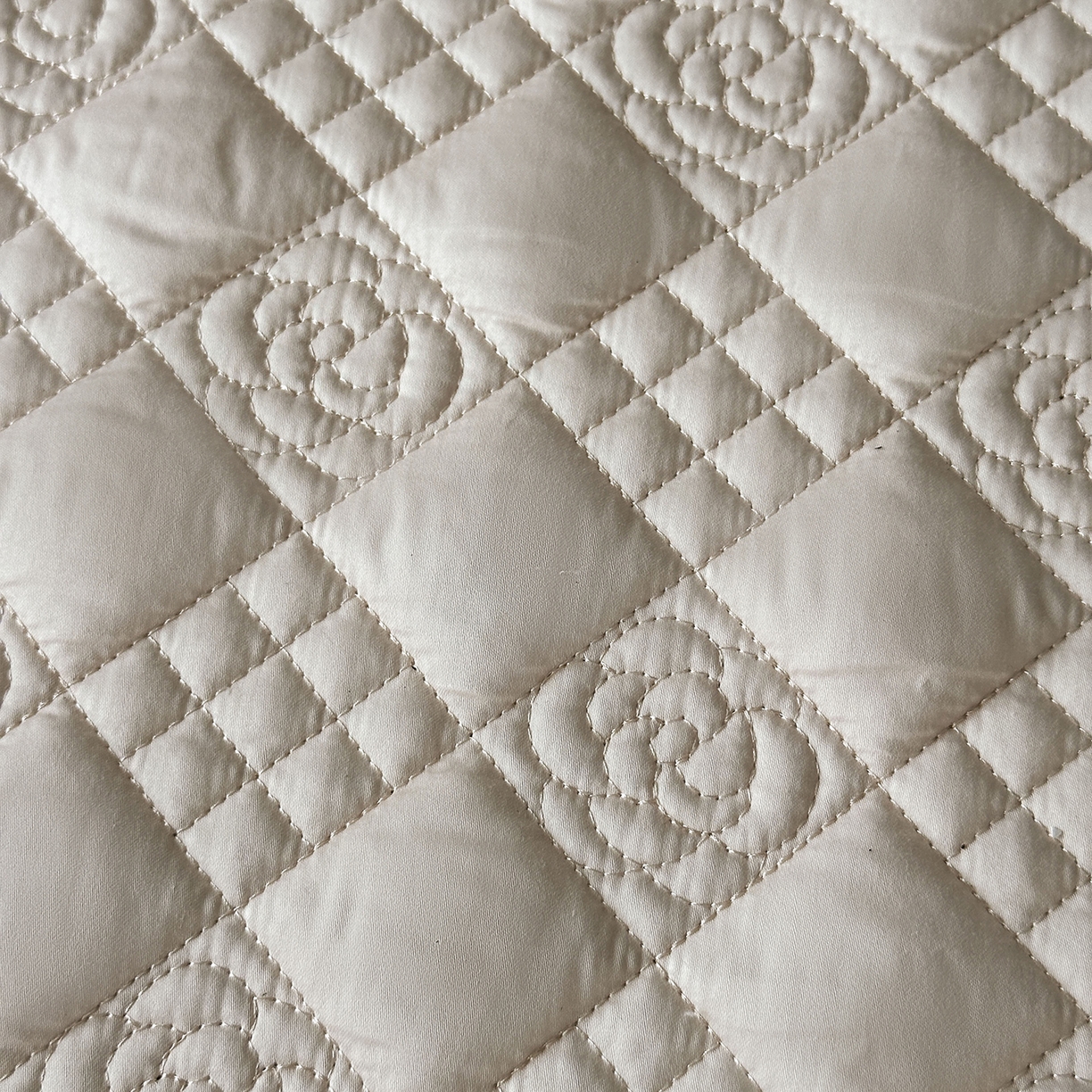 91家纺网 家纺一手货源 找家纺 宜凡家纺 2025新款长绒棉绣花夹棉床盖三件套--天鹅之吻系列 天鹅之吻 梦灰