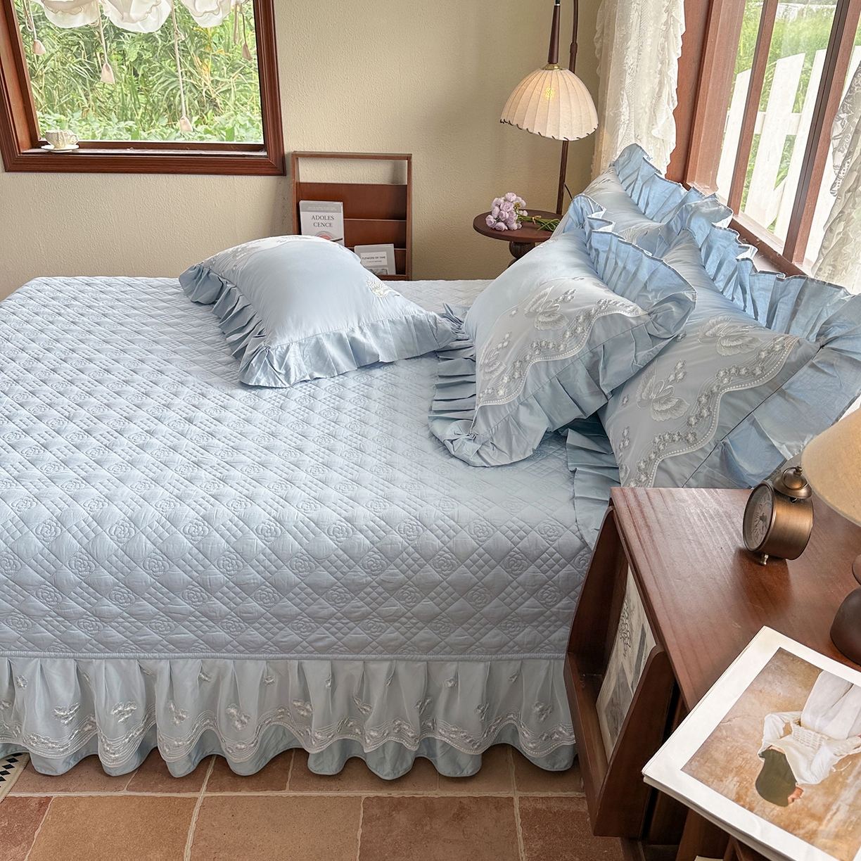 91家纺网 家纺一手货源 找家纺 宜凡家纺 2025新款长绒棉绣花夹棉床盖三件套--天鹅之吻系列 天鹅之吻 蔚蓝