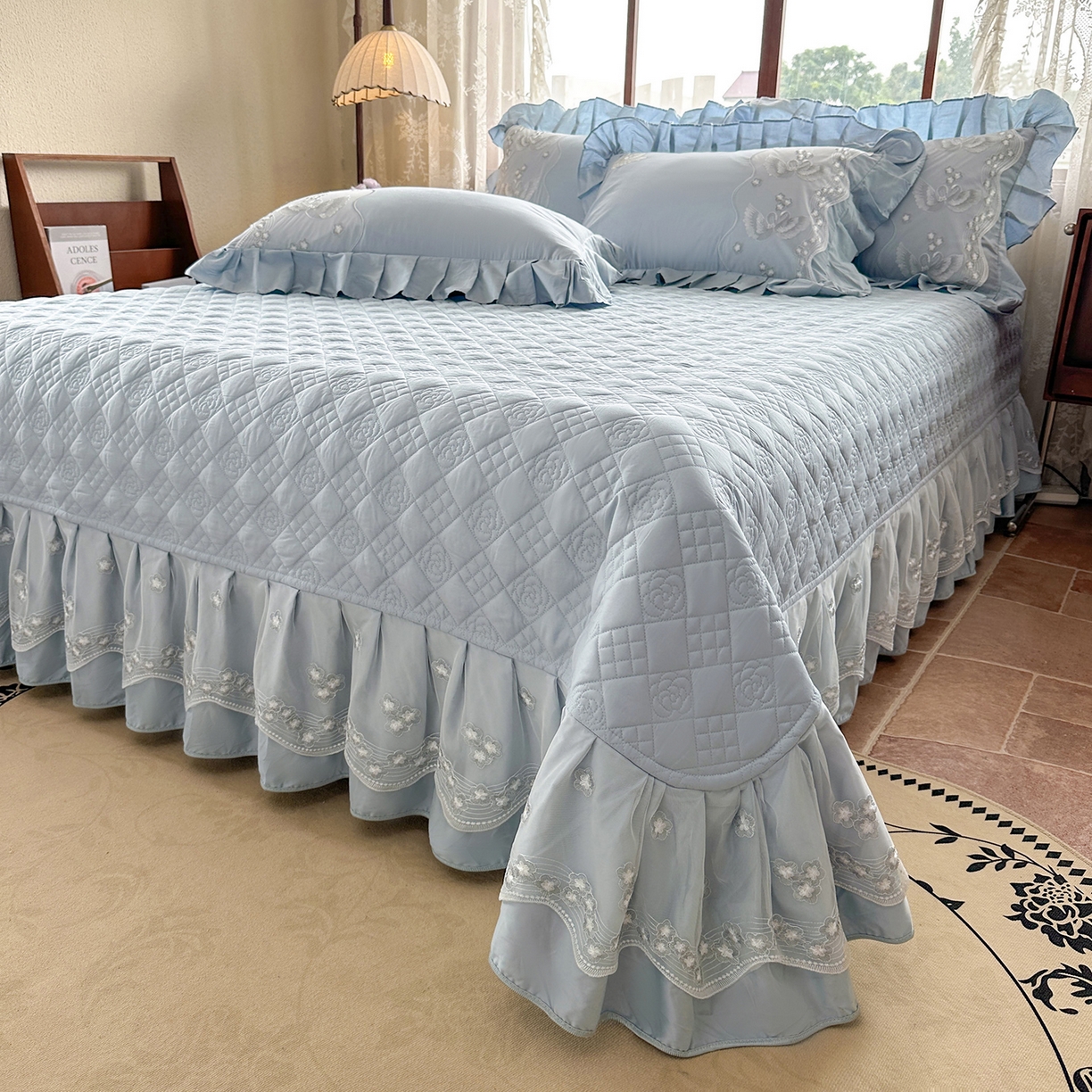 91家纺网 家纺一手货源 找家纺 宜凡家纺 2025新款长绒棉绣花夹棉床盖三件套--天鹅之吻系列 天鹅之吻 蔚蓝