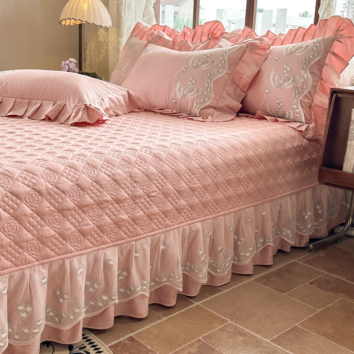 91家纺网 家纺一手货源 找家纺 宜凡家纺 2025新款长绒棉绣花夹棉床盖三件套--天鹅之吻系列 天鹅之吻 蜜粉