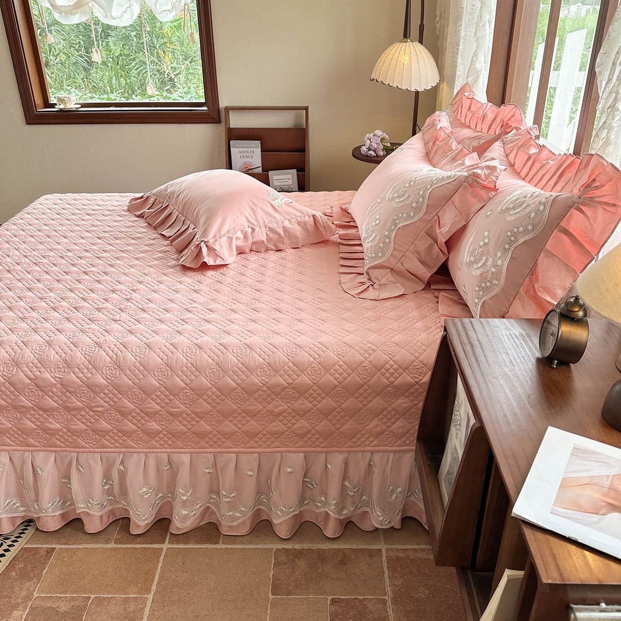 91家纺网 家纺一手货源 找家纺 宜凡家纺 2025新款长绒棉绣花夹棉床盖三件套--天鹅之吻系列 天鹅之吻 蜜粉