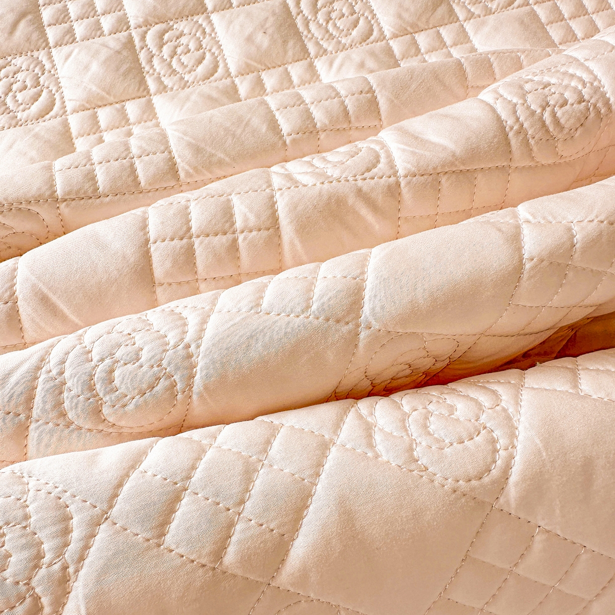 91家纺网 家纺一手货源 找家纺 宜凡家纺 2025新款长绒棉绣花夹棉床盖三件套--天鹅之吻系列 天鹅之吻 奶玉