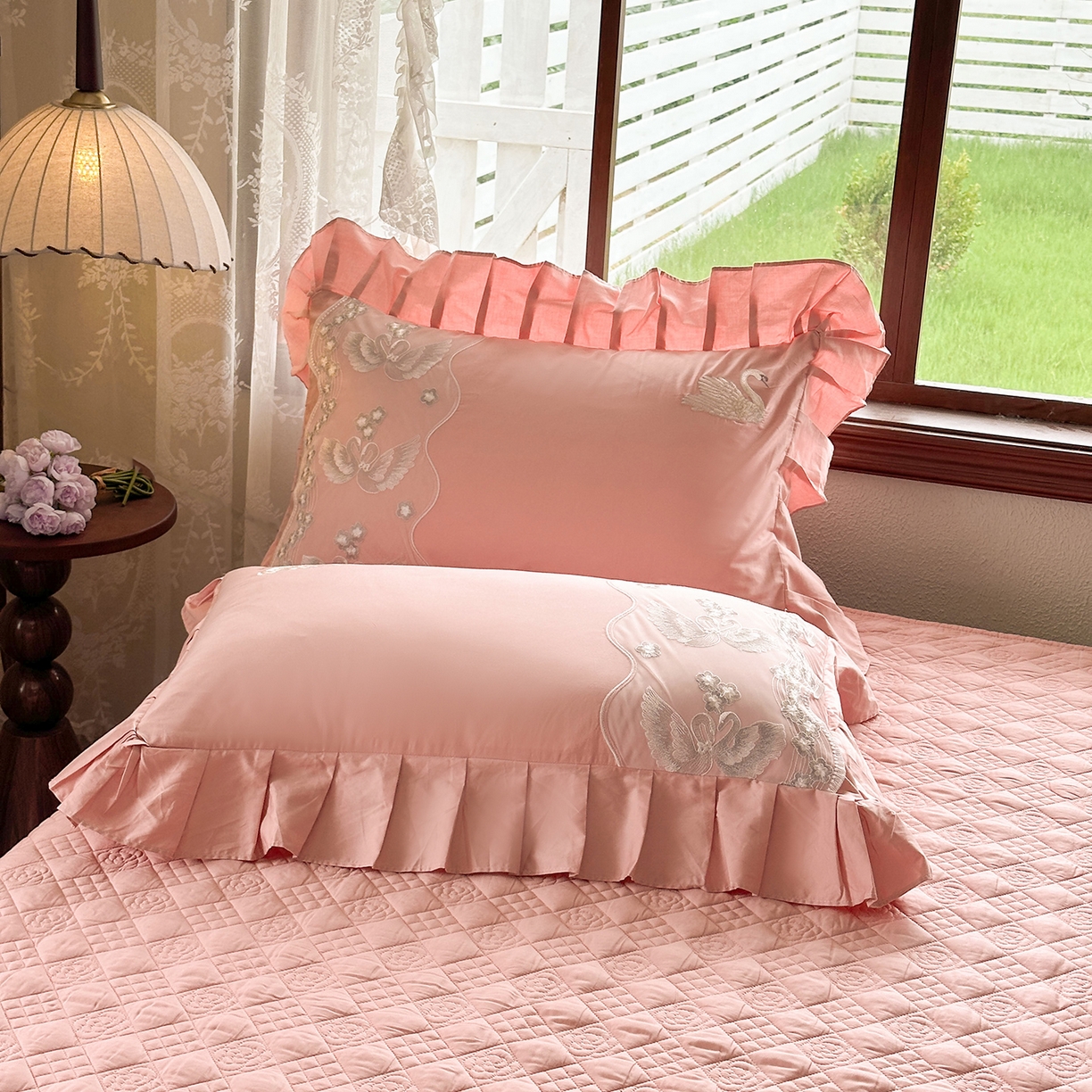 91家纺网 家纺一手货源 找家纺 宜凡家纺 2025新款长绒棉绣花夹棉床盖三件套--天鹅之吻系列 天鹅之吻 蜜粉