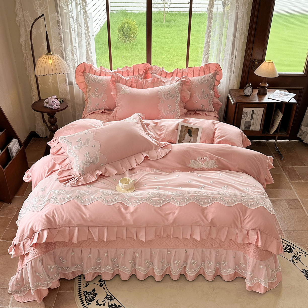 91家纺网 家纺一手货源 找家纺 宜凡家纺 2025新款长绒棉绣花夹棉床盖三件套--天鹅之吻系列 天鹅之吻 蜜粉