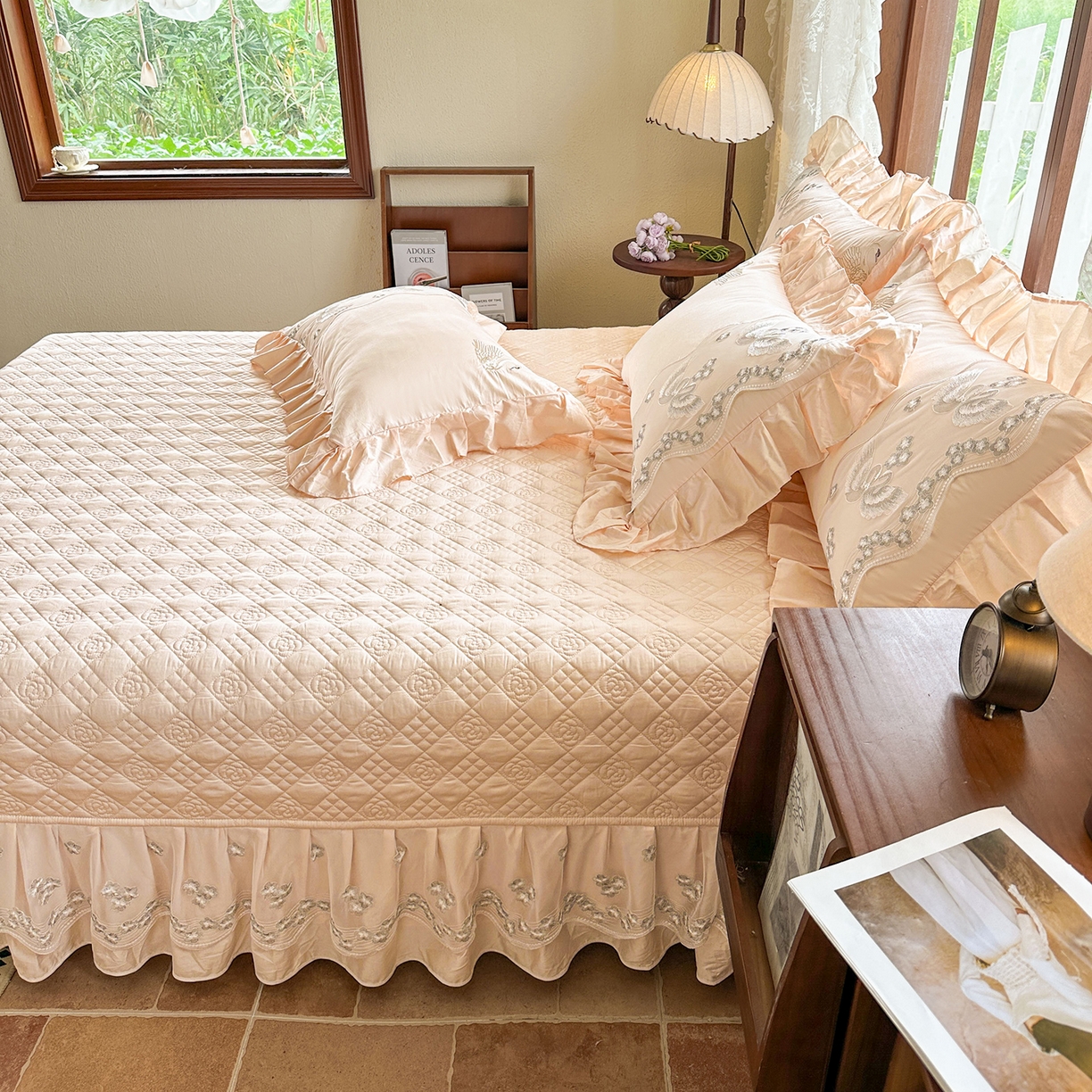 91家纺网 家纺一手货源 找家纺 宜凡家纺 2025新款长绒棉绣花夹棉床盖三件套--天鹅之吻系列 天鹅之吻 奶玉