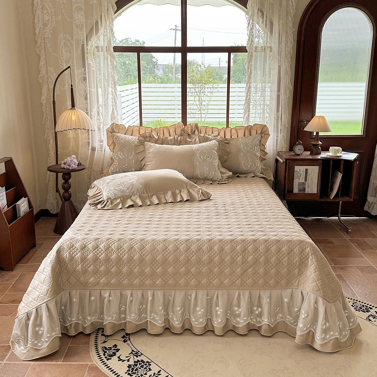 91家纺网 家纺一手货源 找家纺 宜凡家纺 2025新款长绒棉绣花夹棉床盖三件套--天鹅之吻系列 天鹅之吻 浅咖