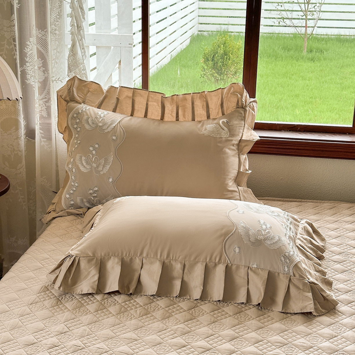 91家纺网 家纺一手货源 找家纺 宜凡家纺 2025新款长绒棉绣花夹棉床盖三件套--天鹅之吻系列 天鹅之吻 浅咖