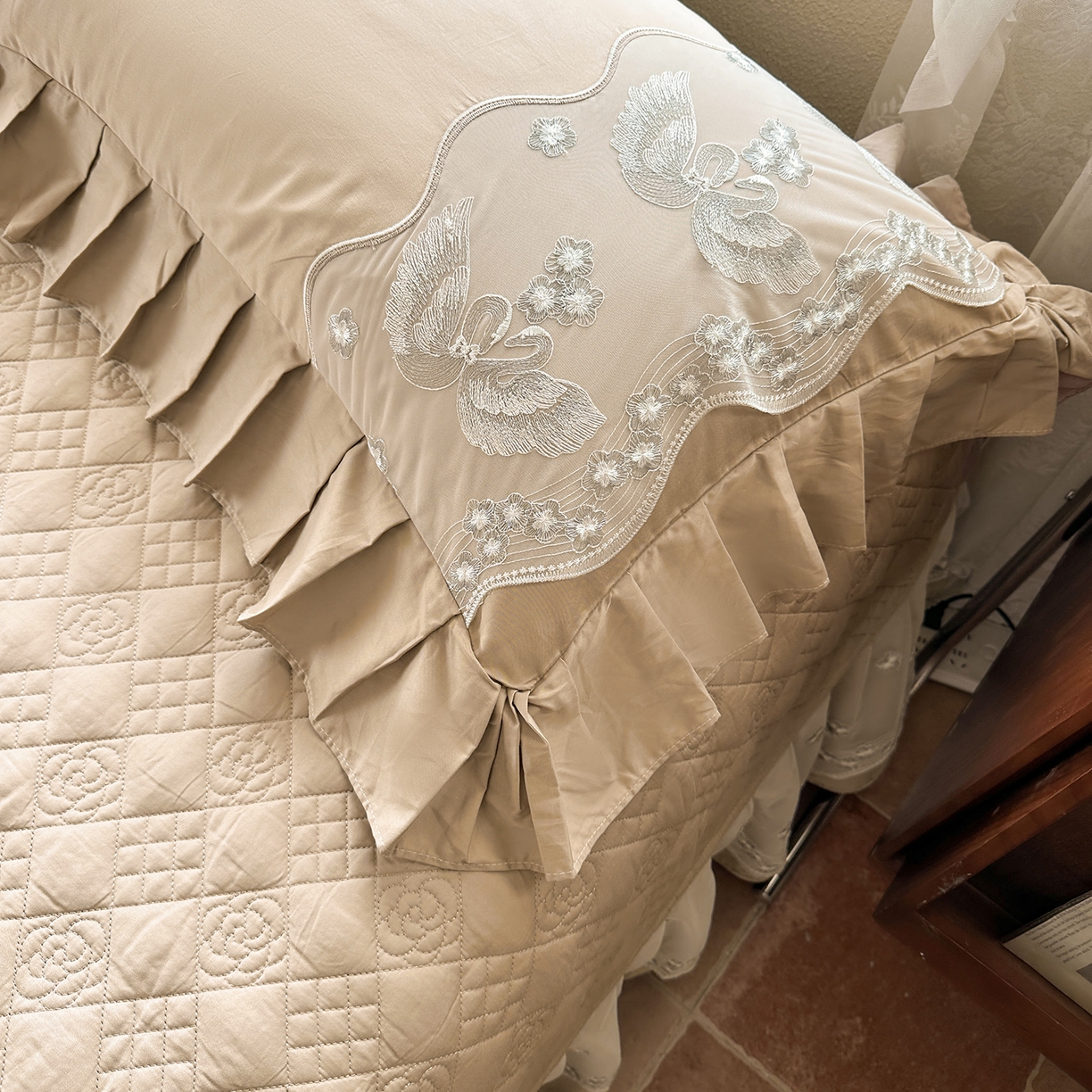 91家纺网 家纺一手货源 找家纺 宜凡家纺 2025新款长绒棉绣花夹棉床盖三件套--天鹅之吻系列 天鹅之吻 浅咖