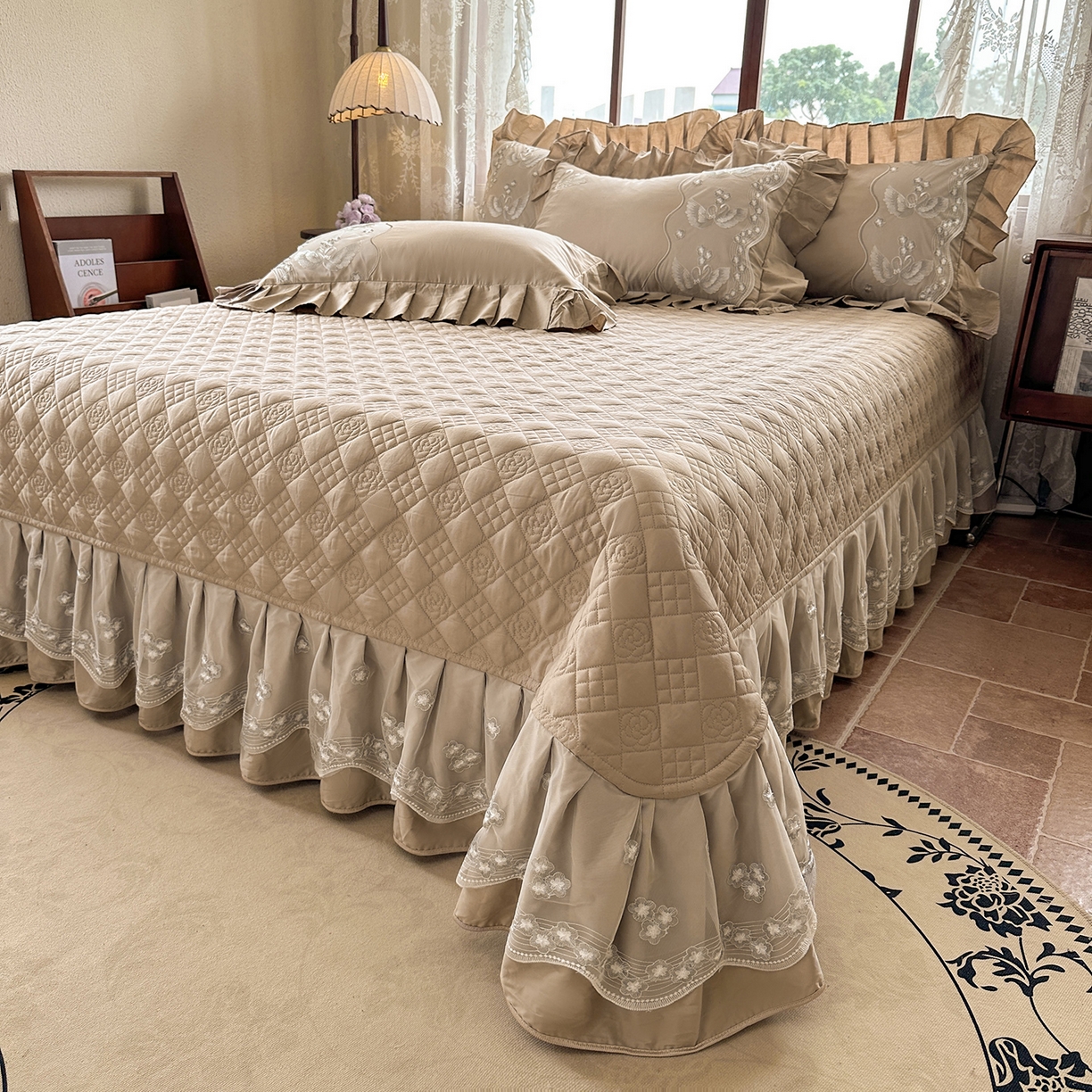 91家纺网 家纺一手货源 找家纺 宜凡家纺 2025新款长绒棉绣花夹棉床盖三件套--天鹅之吻系列 天鹅之吻 浅咖