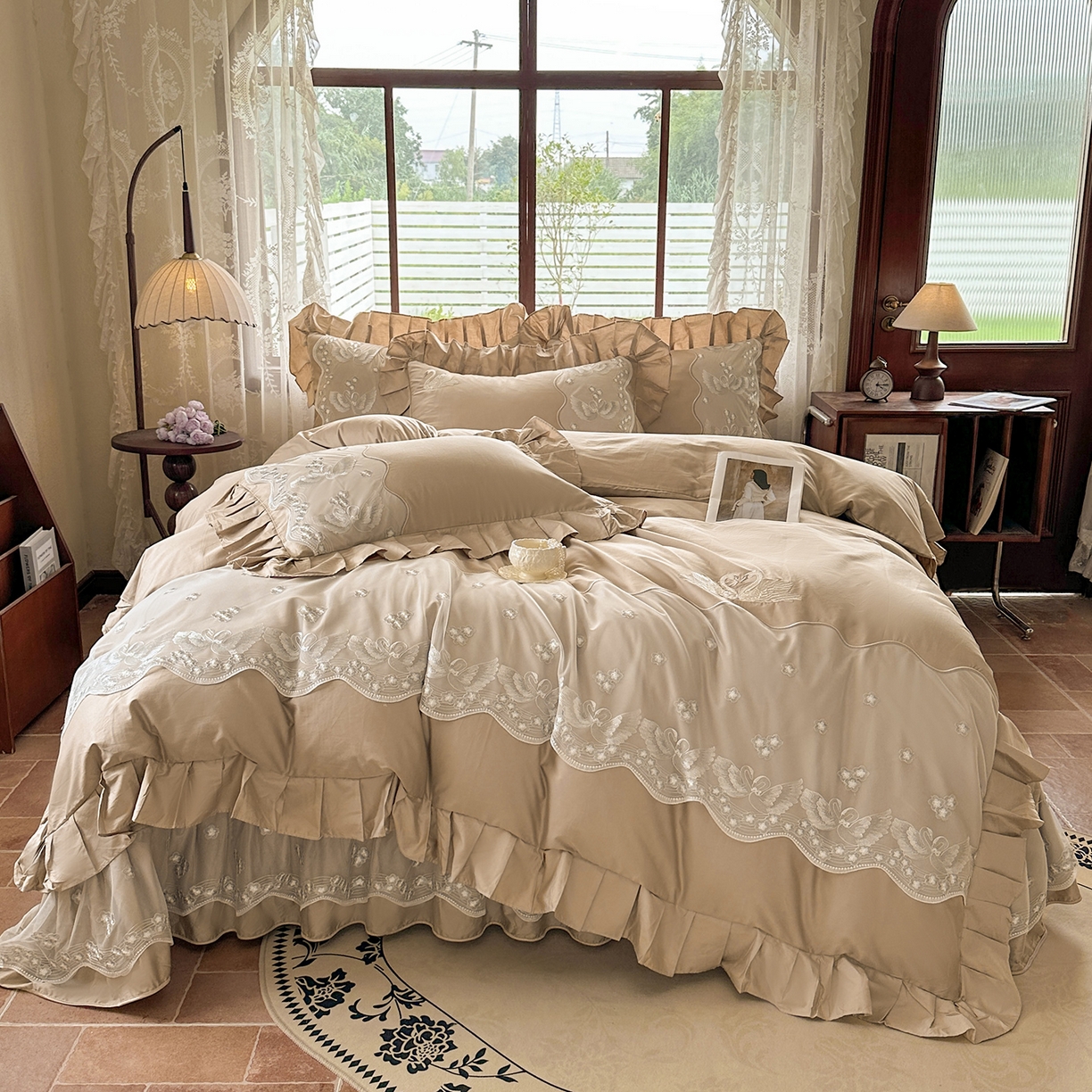 91家纺网 家纺一手货源 找家纺 宜凡家纺 2025新款长绒棉绣花夹棉床盖三件套--天鹅之吻系列 天鹅之吻 浅咖