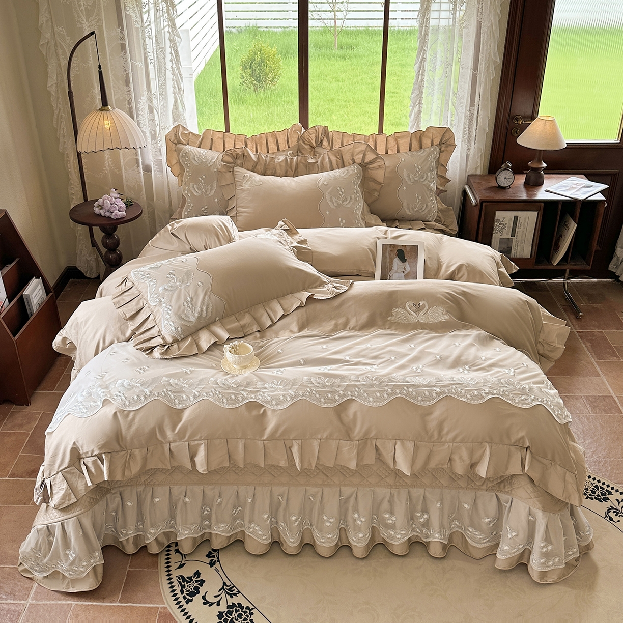 91家纺网 家纺一手货源 找家纺 宜凡家纺 2025新款长绒棉绣花夹棉床盖三件套--天鹅之吻系列 天鹅之吻 浅咖