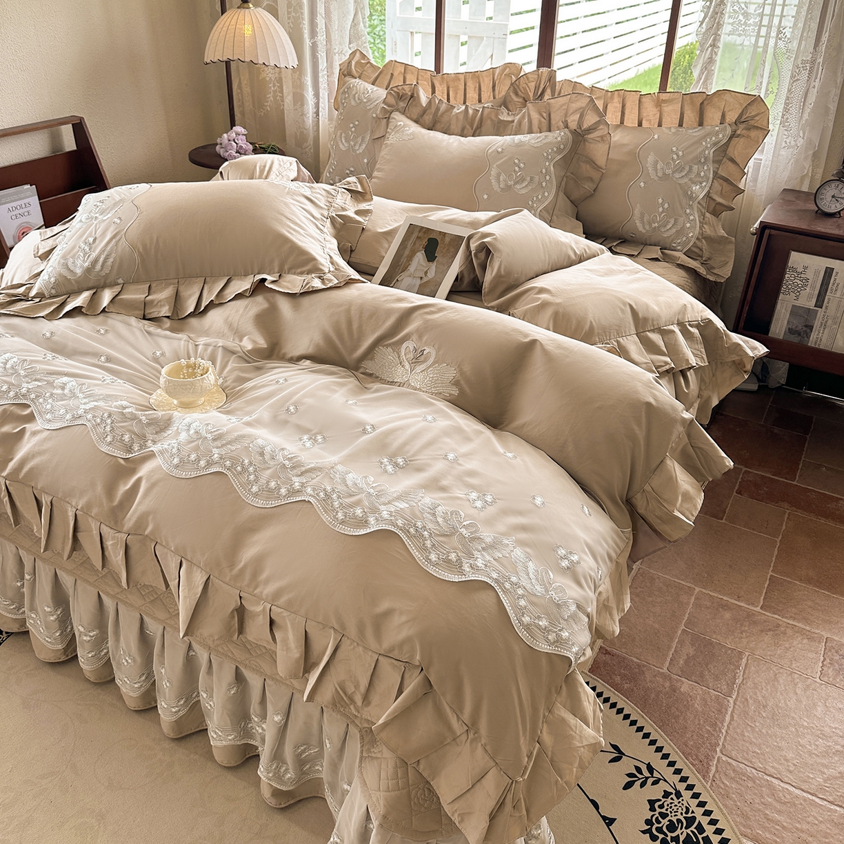 91家纺网 家纺一手货源 找家纺 宜凡家纺 2025新款长绒棉绣花夹棉床盖三件套--天鹅之吻系列 天鹅之吻 浅咖