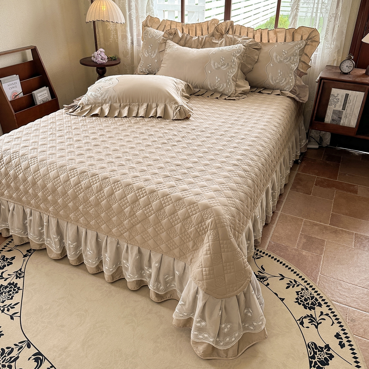 91家纺网 家纺一手货源 找家纺 宜凡家纺 2025新款长绒棉绣花夹棉床盖三件套--天鹅之吻系列 天鹅之吻 浅咖