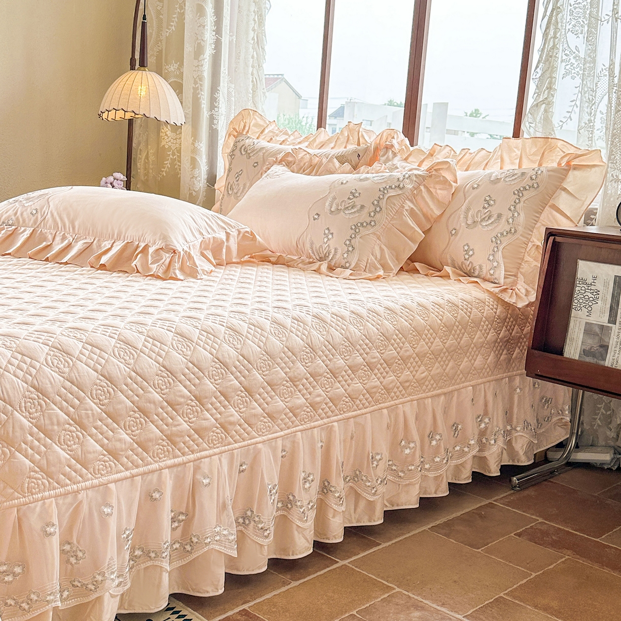 91家纺网 家纺一手货源 找家纺 宜凡家纺 2025新款长绒棉绣花夹棉床盖三件套--天鹅之吻系列 天鹅之吻 奶玉