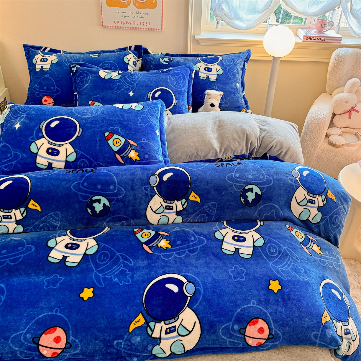 91家纺网 家纺一手货源 找家纺 名兮家居 2025新款卡通时尚风高克重印花牛奶绒四件套 太空人