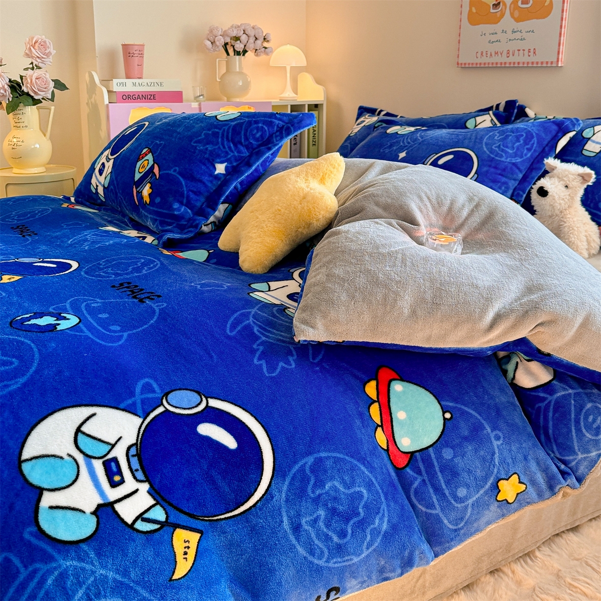 91家纺网 家纺一手货源 找家纺 名兮家居 2025新款卡通时尚风高克重印花牛奶绒四件套 太空人