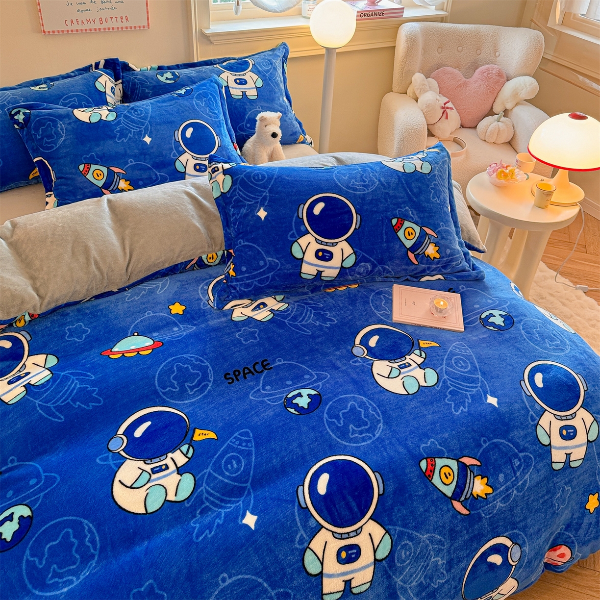 91家纺网 家纺一手货源 找家纺 名兮家居 2025新款卡通时尚风高克重印花牛奶绒四件套 太空人