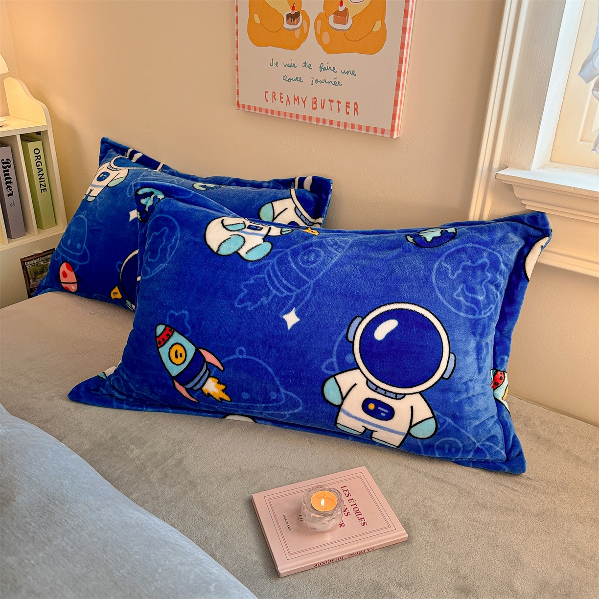 91家纺网 家纺一手货源 找家纺 名兮家居 2025新款卡通时尚风高克重印花牛奶绒四件套 太空人