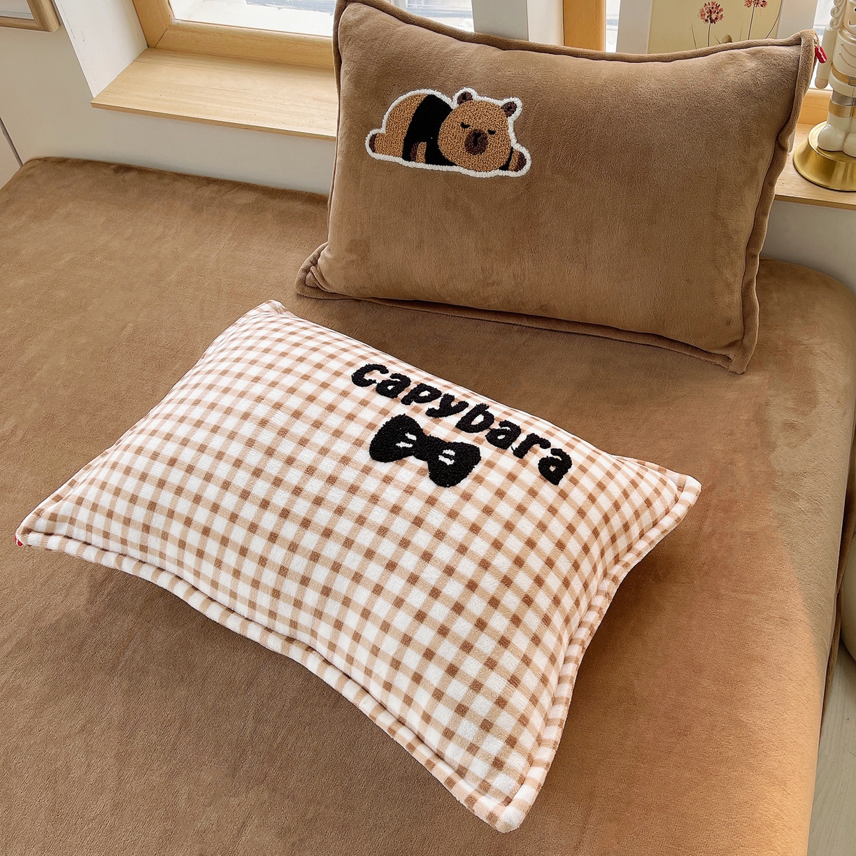 91家纺网 家纺一手货源 找家纺 （总）炫拼家纺 2025新款高克重牛奶绒格子卡通毛巾绣加厚四件套-糖宝系列