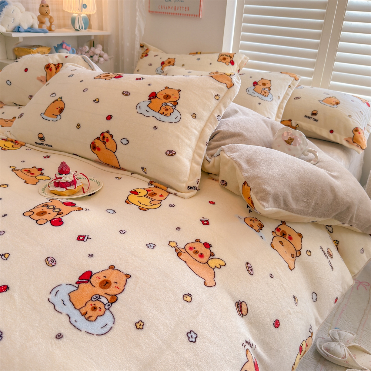 91家纺网 家纺一手货源 找家纺 名兮家居 2025新款卡通时尚风高克重印花牛奶绒四件套 贪吃巴拉