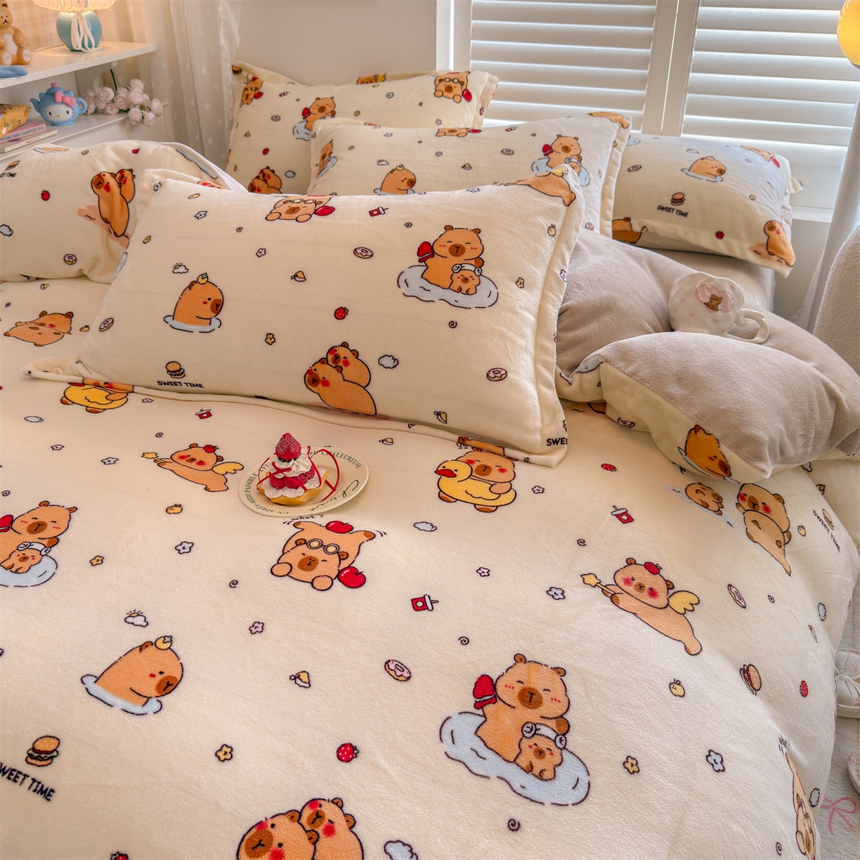 91家纺网 家纺一手货源 找家纺 名兮家居 2025新款卡通时尚风高克重印花牛奶绒四件套 贪吃巴拉