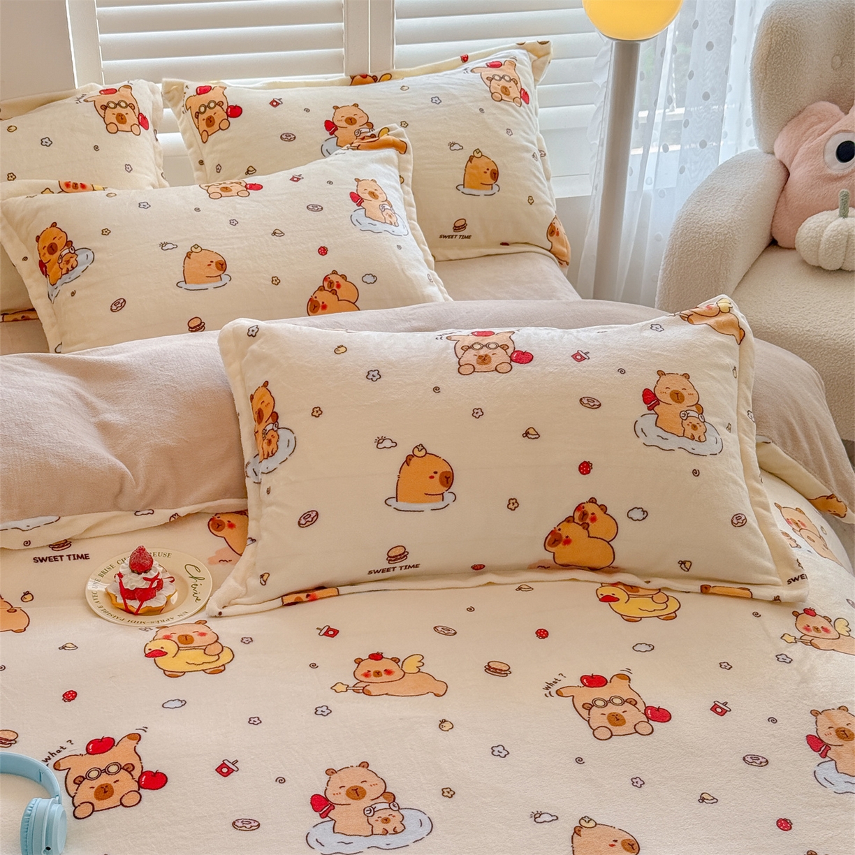 91家纺网 家纺一手货源 找家纺 名兮家居 2025新款卡通时尚风高克重印花牛奶绒四件套 贪吃巴拉