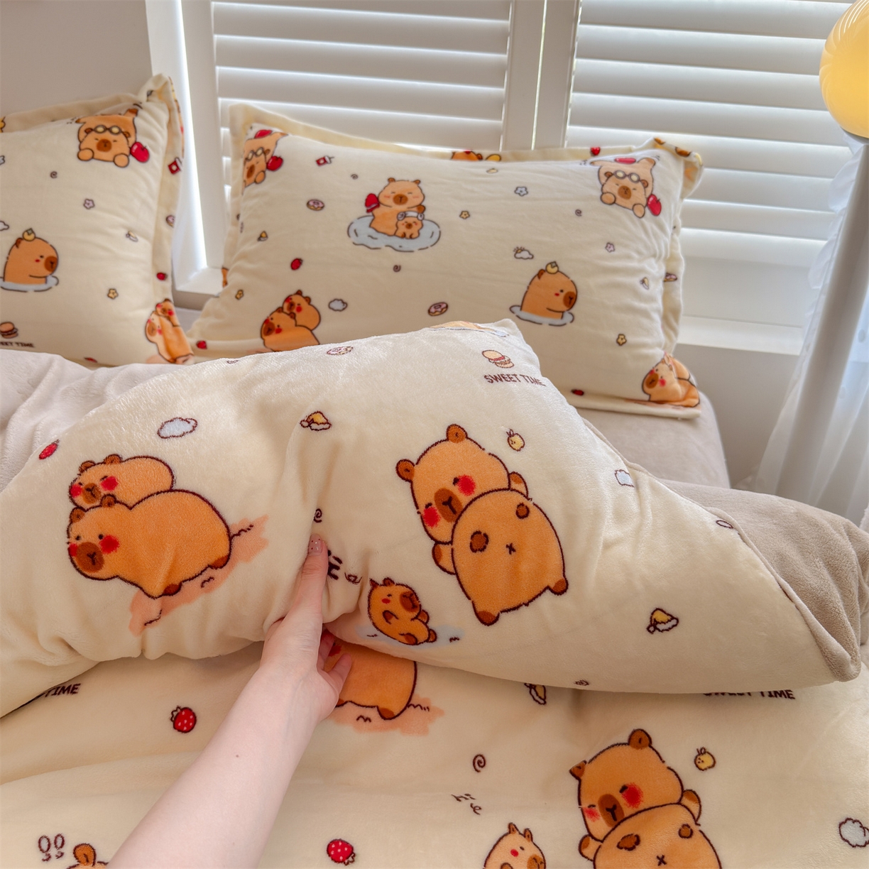 91家纺网 家纺一手货源 找家纺 名兮家居 2025新款卡通时尚风高克重印花牛奶绒四件套 贪吃巴拉