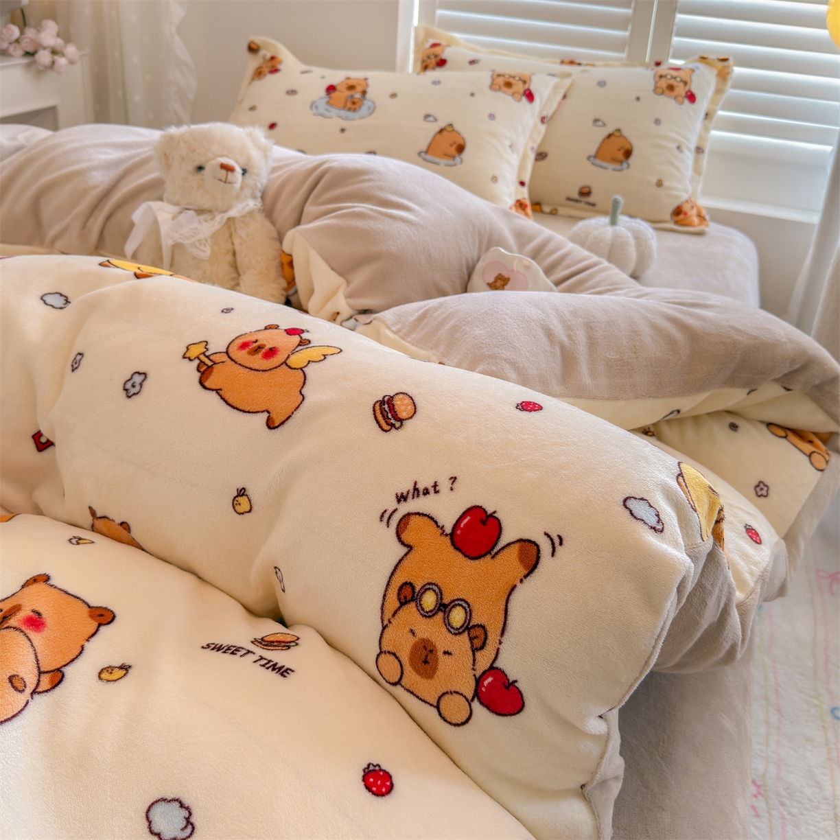 91家纺网 家纺一手货源 找家纺 名兮家居 2025新款卡通时尚风高克重印花牛奶绒四件套 贪吃巴拉