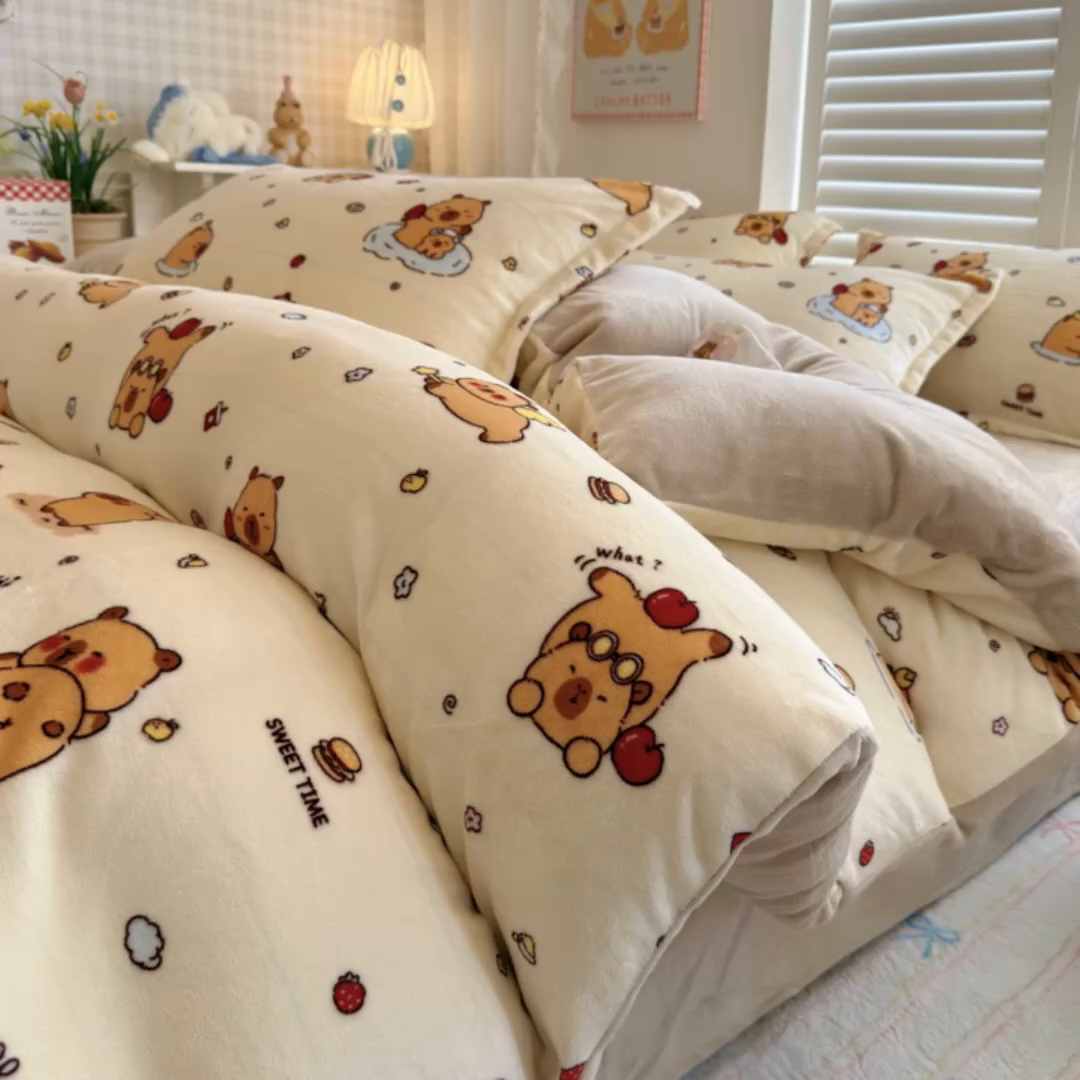91家纺网 家纺一手货源 找家纺 名兮家居 2025新款卡通时尚风高克重印花牛奶绒四件套 贪吃巴拉