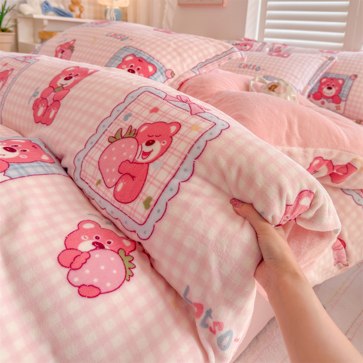 91家纺网 家纺一手货源 找家纺 名兮家居 2025新款卡通时尚风高克重印花牛奶绒四件套 甜蜜熊仔