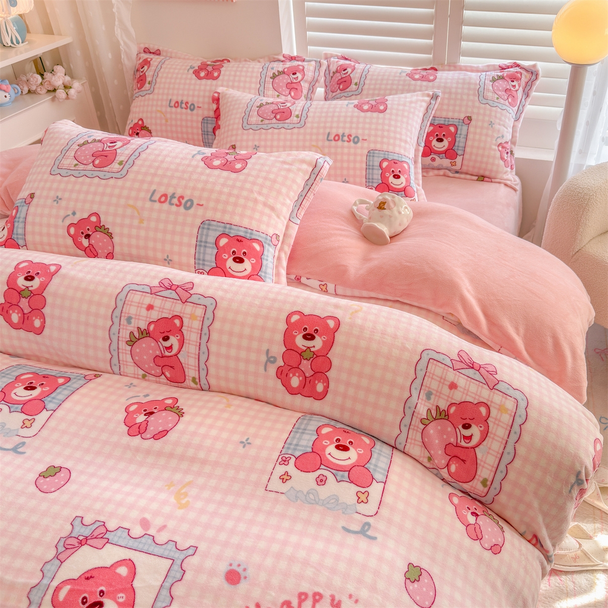 91家纺网 家纺一手货源 找家纺 名兮家居 2025新款卡通时尚风高克重印花牛奶绒四件套 甜蜜熊仔