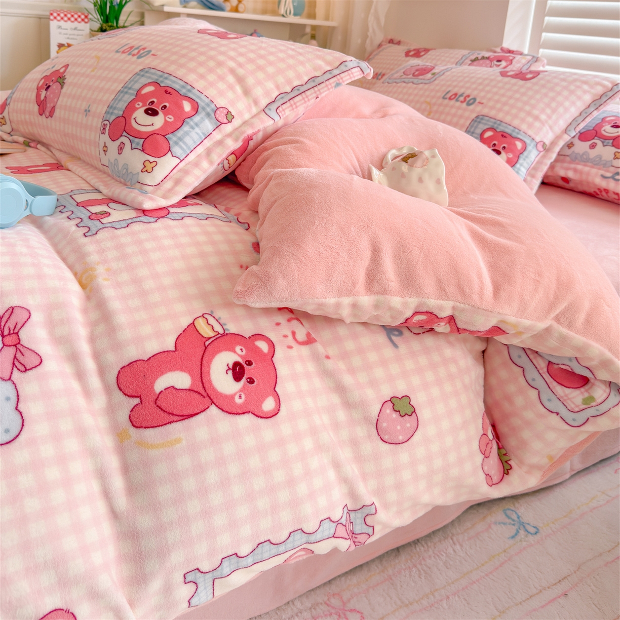 91家纺网 家纺一手货源 找家纺 名兮家居 2025新款卡通时尚风高克重印花牛奶绒四件套 甜蜜熊仔