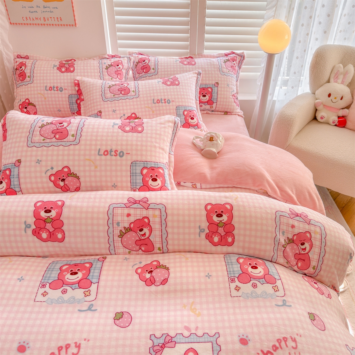 91家纺网 家纺一手货源 找家纺 名兮家居 2025新款卡通时尚风高克重印花牛奶绒四件套 甜蜜熊仔